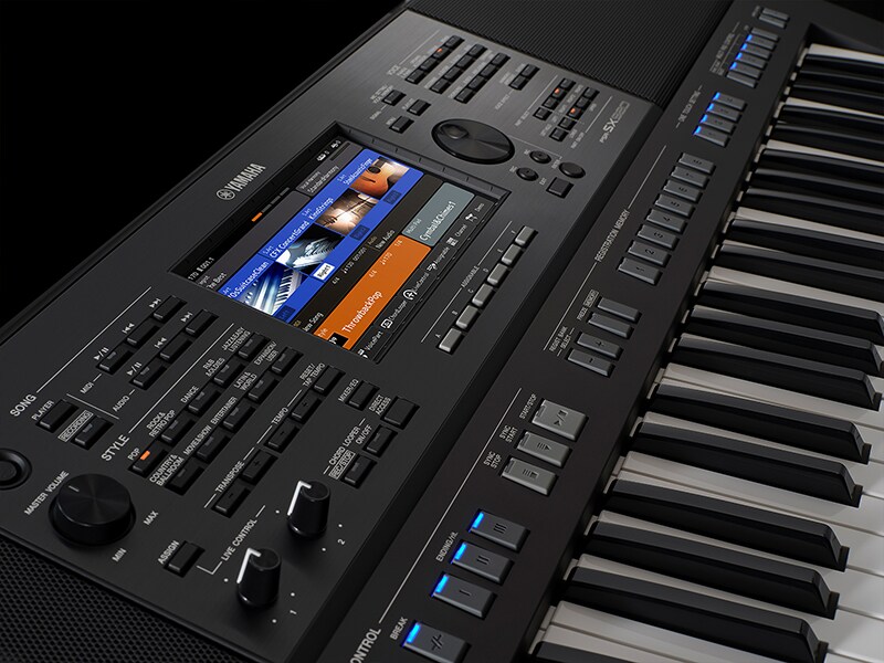Ảnh chụp đàn organ Yamaha Arranger Workstation PSR-SX720+ từ góc nhìn chéo phía trên bên trái.