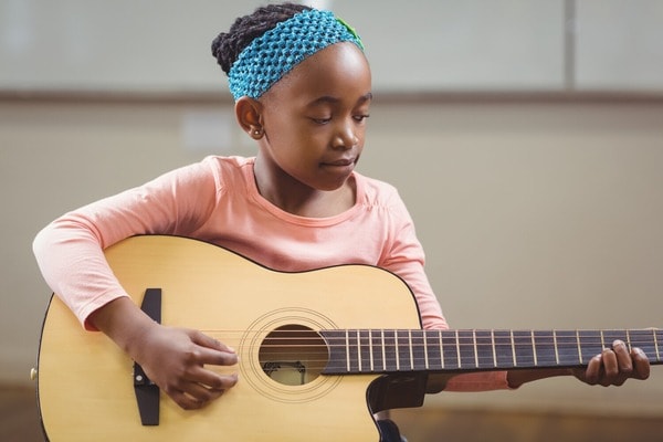 6 tuổi là độ tuổi được khuyến khích nên bắt đầu học đàn guitar (theo khảo sát của Classover vào năm 2021)