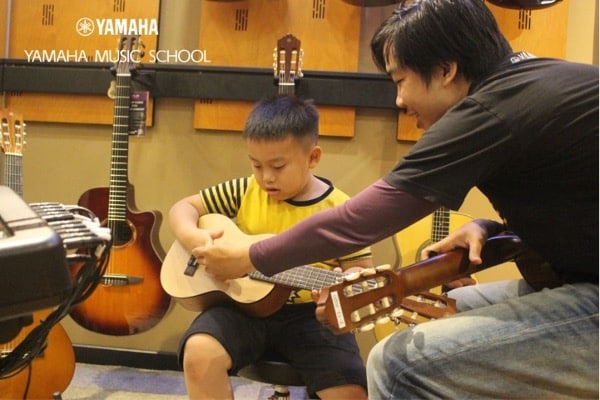 Giảng dạy kỹ thuật chuẩn cho các bé khi chơi Acoustic guitar 
