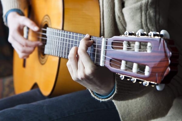 Học cách cầm đàn đúng là kỹ năng cần thiết khi học guitar online