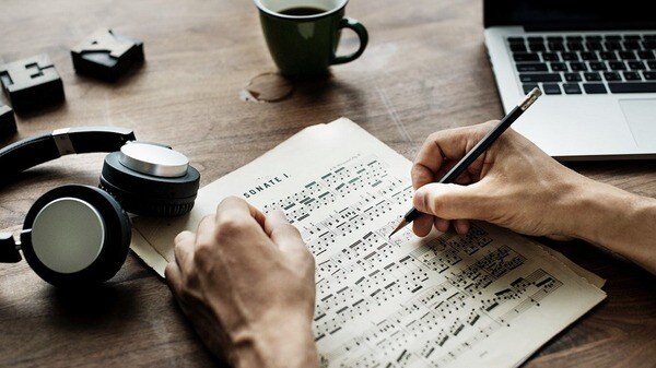 Bạn cần học các kiến thức về nhạc lý để học chơi đàn Piano nhanh hơn (Nguồn internet)