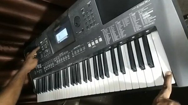 Bạn giữ đồng thời nút Đô cuối cùng và nút nguồn để bật màn hình hiển thị của đàn Organ Yamaha