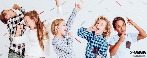 Ca hát sẽ giúp trẻ phát triển kỹ năng giao tiếp lẫn kết nối với bạn bè