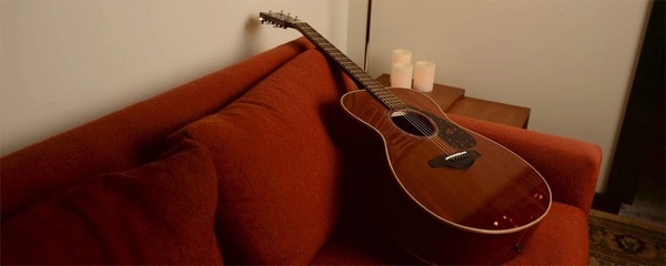 Đàn Acoustic với dây đàn làm từ kim loại, đầu đàn to và phần thân đàn có thiết kế Cutaway đặc trưng (Nguồn Yamaha)