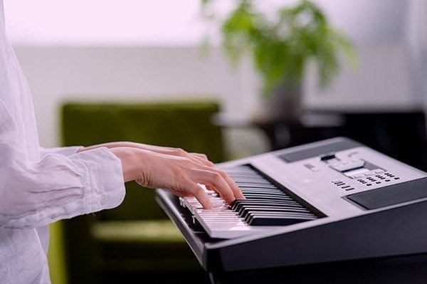 Đàn Organ 76 phím dòng PSR-EW310 - Cây đàn có mức giá tầm trung và phù hợp với những người mới bắt đầu hoặc đang học chơi đàn (Nguồn: Yamaha)