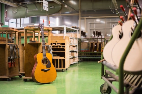 Guitar Acoustic được thiết kế với dây đàn bằng kim loại và phần thùng đàn to  (Nguồn Yamaha)
