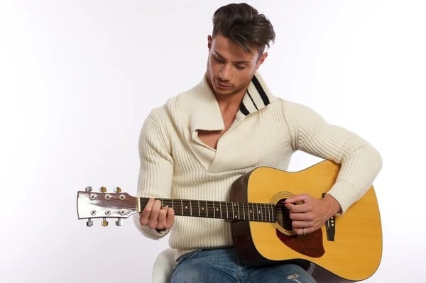 Lựa chọn được cây đàn phù hợp giúp bạn chơi đàn guitar tay trái dễ dàng và chuyên nghiệp hơn (Nguồn: Internet) 
