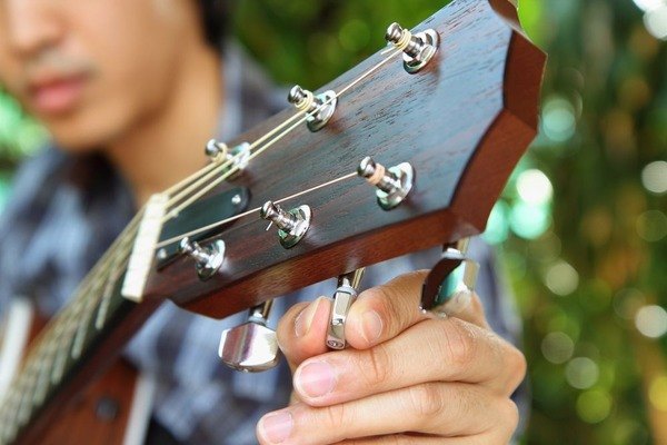 Người chơi Guitar cần nắm vững các quy tắc chỉnh dây đàn bằng tay (Nguồn: Internet)