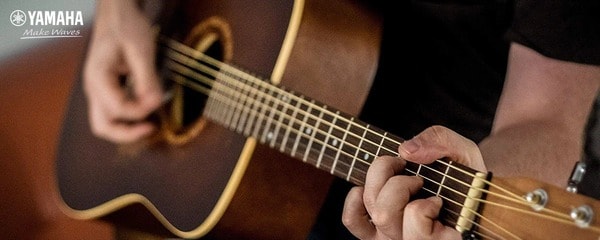 Những cây đàn Guitar cho người mới học thường được ưu tiên những loại có thiết kế nhỏ gọn, dễ ôm khi đàn