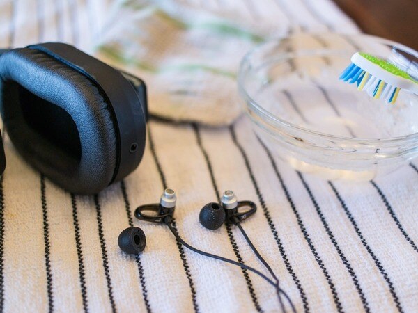 Tháo bỏ miếng đệm tai bằng nước ấm và xà phòng  (Nguồn: Internet)