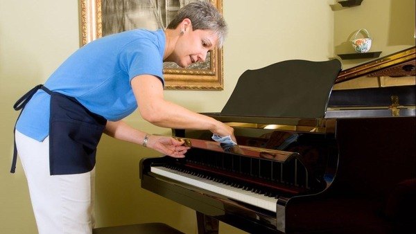 Vệ sinh đàn Piano cần phải thực hiện tỉ mỉ, cẩn thận, lau bên ngoài đàn, phím đàn và lau trong đàn (Nguồn: Internet)