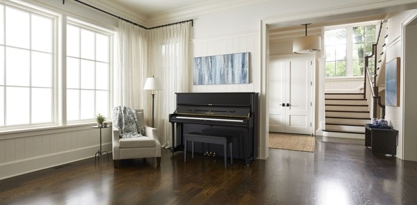 Dòng Piano đứng là mảnh ghép hoàn hảo cho không gian vừa với kiểu dáng hiện đại