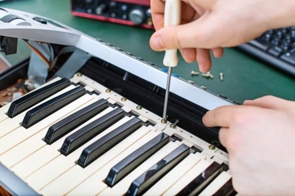 Đàn Piano điện có thể bị kẹt do sử dụng lâu ngày và cần thay mới để giúp bạn chơi đàn thoải mái hơn (Nguồn: Internet)