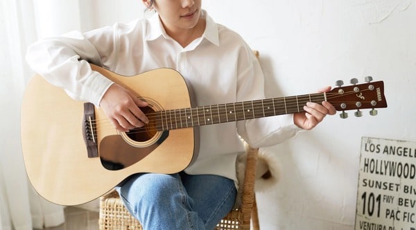 Một cây đàn Guitar Acoustic phù hợp sẽ đem đến sự thoải mái cho người chơi (Nguồn: Yamaha)