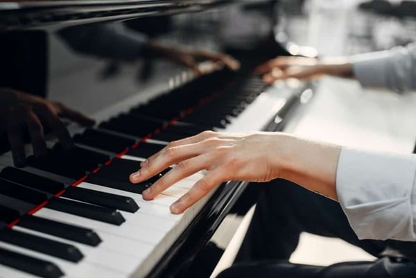 Kiểm tra chất lượng âm thanh khi chọn mua đàn piano cơ
