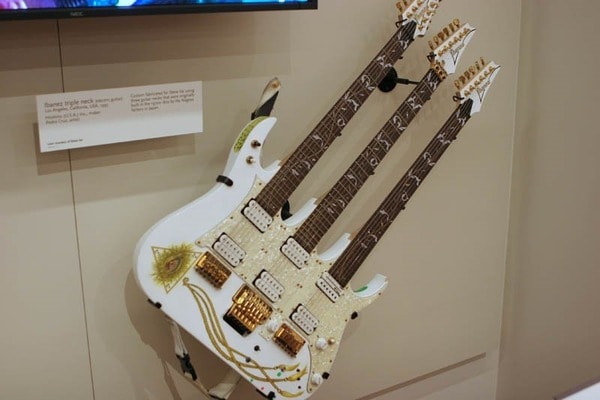 Multi-Neck Guitar - Được thiết kế như hai hay nhiều chiếc đàn ghép lại (Nguồn: Internet)