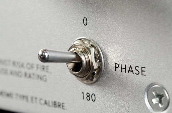 Nút Phase điều chỉnh pha để có âm thanh hài hòa, tránh hiện tượng “lệch pha”