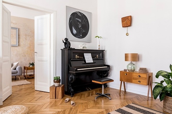 Ưu tiên đặt đàn piano nằm dựa vào tường nhà để hạn chế tối đa tình trạng sai lệch phím