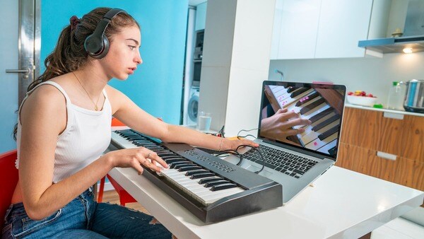 Nên lựa chọn đàn piano điện có khả năng kết nối với các thiết bị điện tử thông minh