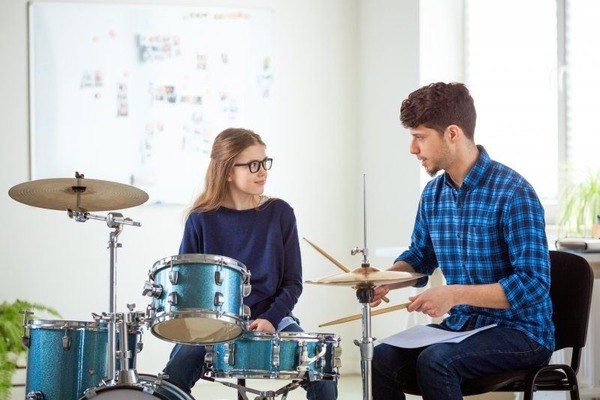Người mới học chơi trống nên đăng ký học tại trung tâm để được đào tạo kỹ lưỡng về những kỹ năng chơi trống cơ bản