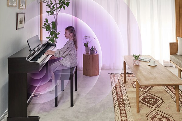 Sóng âm lan tỏa từ cây đàn piano ARIUS trong phòng khách.