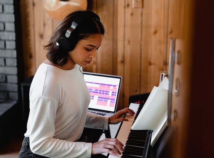 Học piano online qua các website cũng là hình thức học thú vị mà bạn có thể cân nhắc