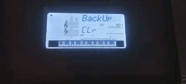 Khi màn hình hiển thị chế độ Backup là bạn đã reset đàn Organ Yamaha thành công