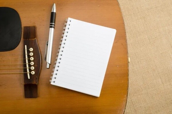 Đặt các hợp âm vào bài hát là bước cuối cùng để tìm hợp âm guitar  (Nguồn internet)