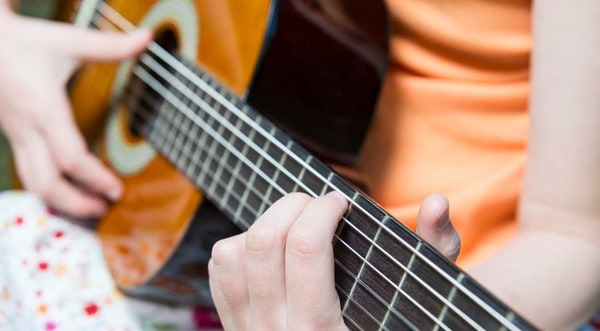 Để bắt đầu học guitar, các bé cần có cơ tay khỏe mạnh và linh hoạt