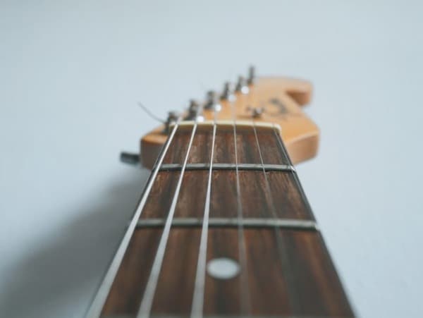 Đo action guitar tại 2 vị trí là phím 1 và phím 12 để biết đàn guitar đã có action chuẩn hay cần phải điều chỉnh (Nguồn internet)