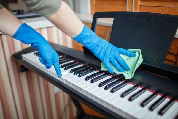 Nên sử dụng khăn mềm để lau đàn Piano nhằm hạn chế các vết trầy xước thêm cho đàn  (Nguồn: Internet)