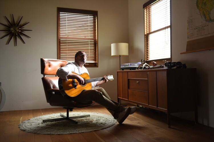 Phần chân thuận được dùng để đặt eo đàn còn chân không thuận sẽ để một cách thoải mái nhất (Nguồn: Yamaha)