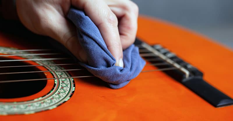 Sau mỗi lần chơi bạn nên lau sạch bụi bẩn, mồ hôi trên dây đàn guitar