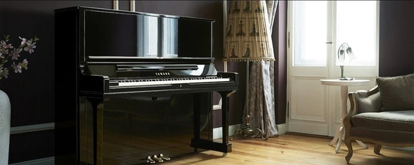 Upright piano với thiết kế nhỏ gọn phù hợp với nhiều không gian khác nhau
