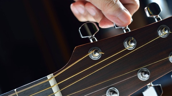 Chỉnh bằng tay là cách lên dây đàn Guitar chuẩn nhất (Nguồn: Internet)