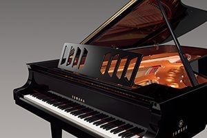 7. Giá đỡ nhạc đục lỗ lần đầu tiên trở thành tiêu chuẩn trên đàn grand piano hòa nhạc của Yamaha
