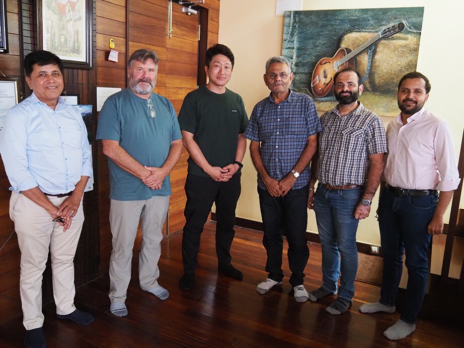 Các thành viên của Yamaha và Overseas Traders