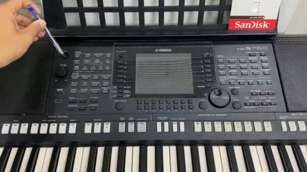 Bạn thực hiện tắt đàn bằng cách nhấn nút nguồn