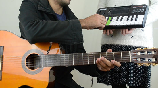 Điều chỉnh độ căng của dây đàn phù hợp vừa giúp âm thanh hay vừa giúp dây đàn bền hơn