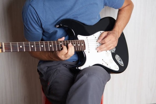 Tay phải cầm đàn và tay trái gảy đàn là tư thế chuẩn của người chơi đàn guitar thuận tay trái (Nguồn: Internet) 