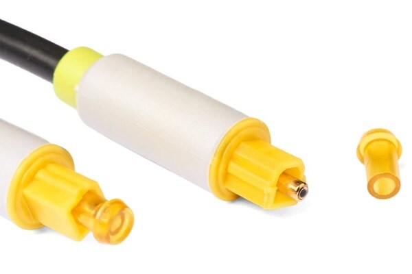 Tháo nắp nhựa ở đầu cáp quang