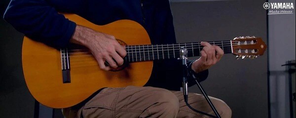 Yamaha C40 là cây đàn cổ điển với thiết kế thùng tròn, ngựa đàn truyền thống