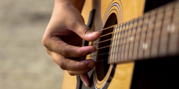 Gảy hợp âm là một kỹ thuật quan trọng trong guitar
