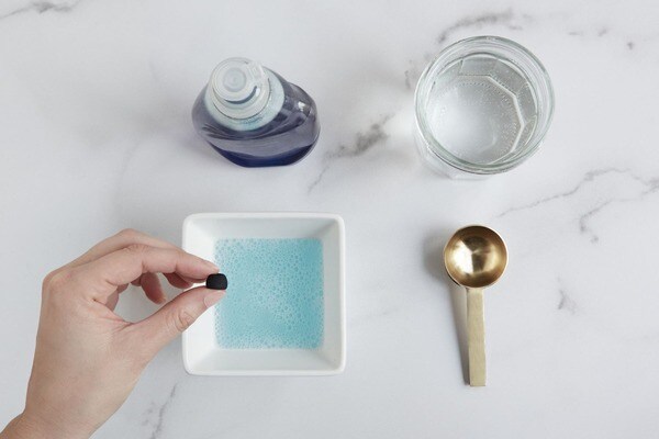 Bạn tháo rời và rửa sạch miếng đệm tai nghe True Wireless bằng nước ấm và xà phòng (Nguồn: Internet)