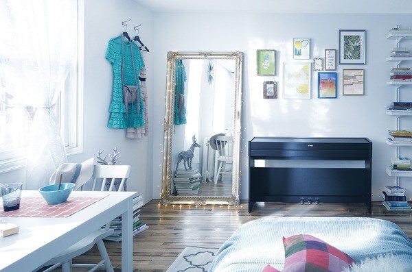 Các bộ phận của đàn Piano sẽ bị ảnh hưởng nếu bạn đặt đàn Piano ở vị trí nhiều ánh nắng hay dưới điều hòa… trong phòng ngủ (Nguồn: Yamaha)