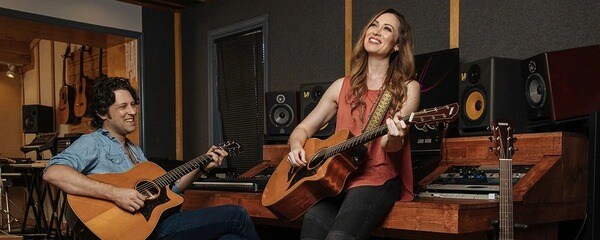 Đàn guitar dây sắt phù hợp với đệm hát (Nguồn: Yamaha)