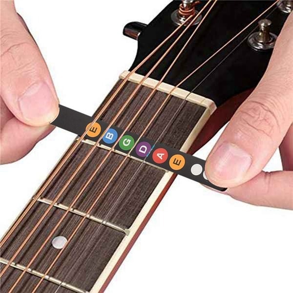 Bạn có thể phải dùng miếng bìa để nâng cao lược đàn guitar khi điều chỉnh action guitar  (Nguồn internet)