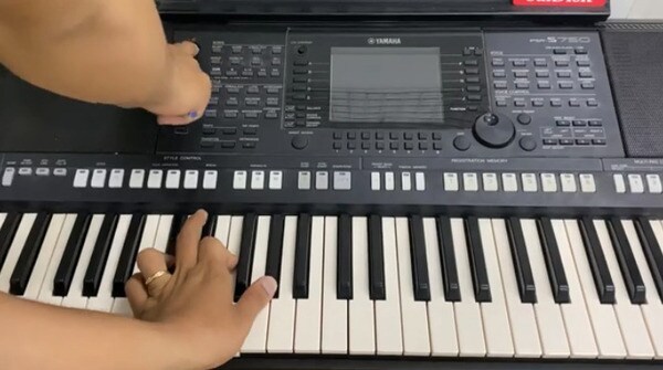 Bạn giữ nguyên tổ hợp 3 phím và nút nguồn cho tới khi đàn được mở lên