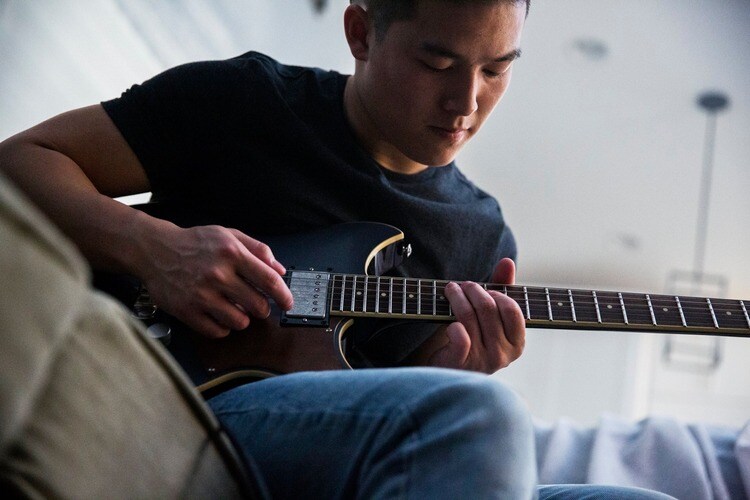 Cân bằng cần đàn giữa ngón cái và ngón trỏ (Nguồn: Yamaha)