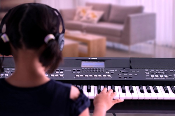 Với màn hình điều khiển điện tử LCD, đàn Keyboard giúp người sử dụng dễ dàng chơi đàn ngay cả trong bóng tối  (Nguồn: Yamaha)